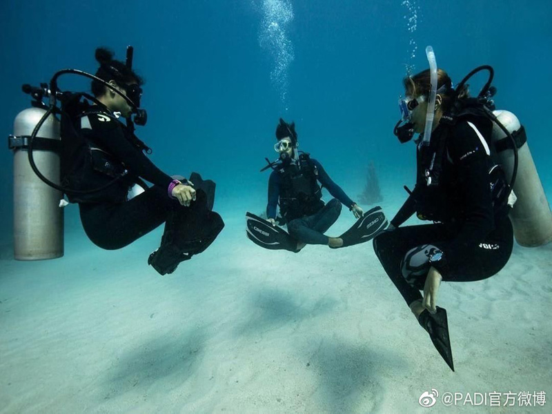 如何控制中性浮力？