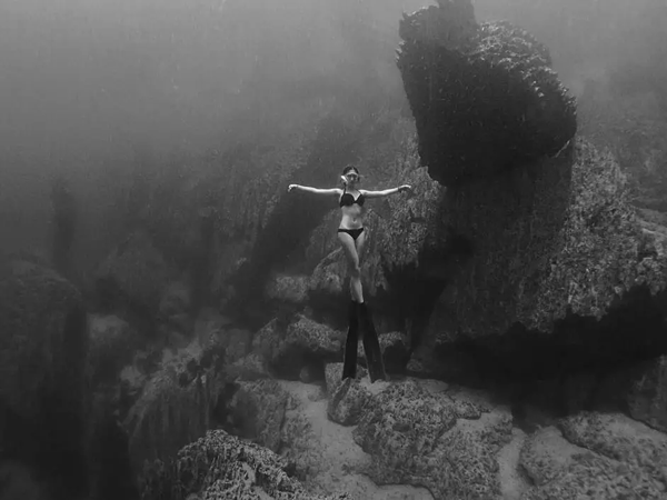 潛水拍照新姿勢，放下你的剪刀手，我們來這樣拍