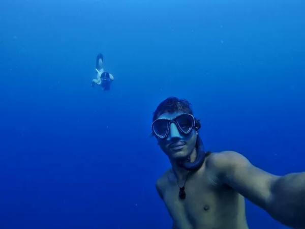 潛水拍照新姿勢，放下你的剪刀手，我們來這樣拍