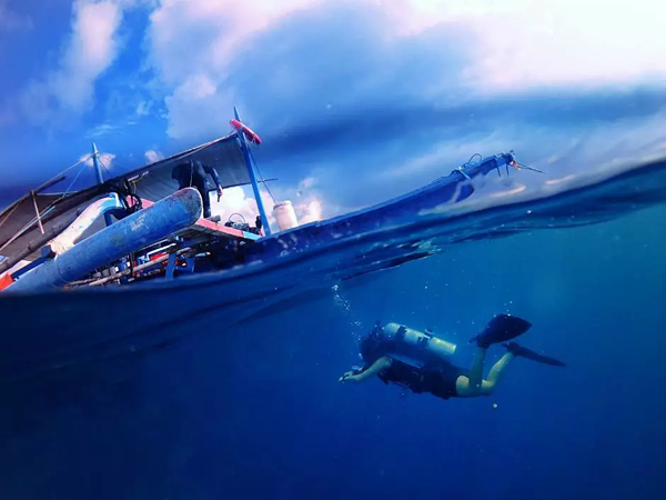 潛水拍照新姿勢，放下你的剪刀手，我們來這樣拍